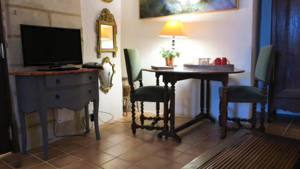 La Cave De L'eperon Frühstückspension *